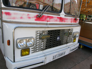 El característico frontal de este Pegaso capitoné con base de autocar 5030L.
