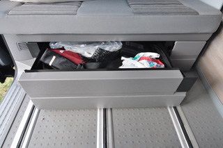 El amplio cajón bajo las plazas traseras del Volkswagen California.
