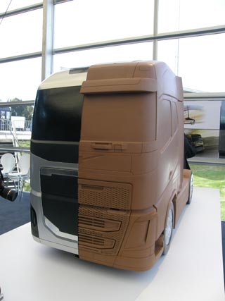 Maqueta a escala de la silueta del nuevo Volvo FH.