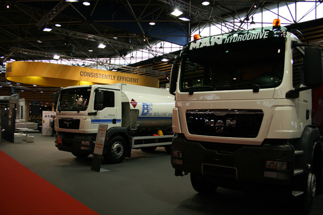 Un MAN TGM de distribución de combustibles junto a un TGS de obras con sistema Hydrodrive.