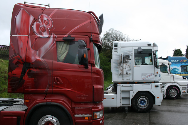 Original Scania Topline, observado de cerca por John Wayne desde un Magnum Renault.