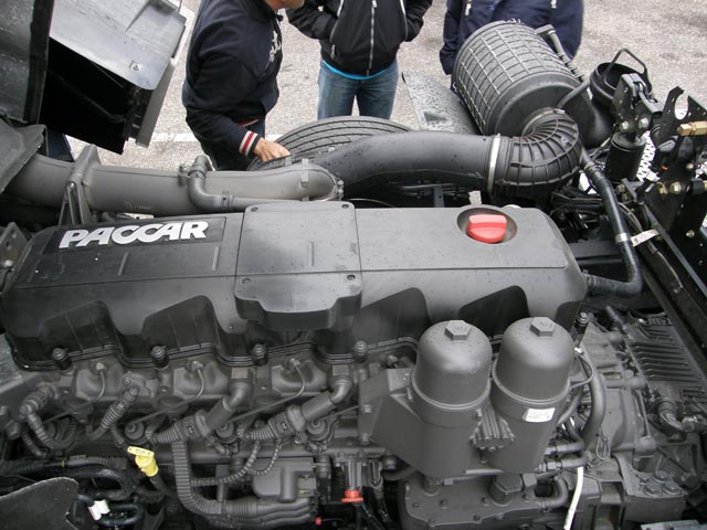 El motor PACCAR de 12,9 litros y seis cilindros en versión de 460 CV.