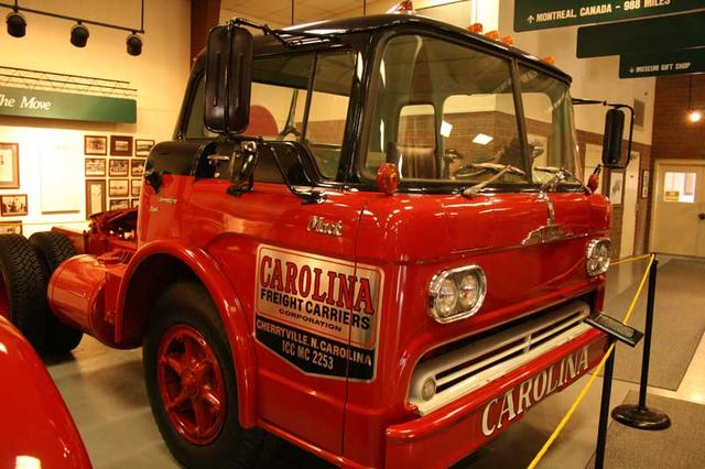 Rarísimo Mack cab over modelo N61T de 1958. Con esta misma cabina, de la BUDD company, se produjeron millares de modelos Ford.
