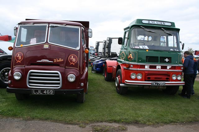 Dos camiones pesados ingleses de los años 60; BMC y ERF.
