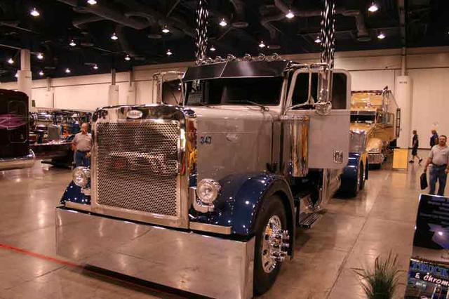 Este Peterbilt luce perfecto y recorre 12.000 millas al mes.