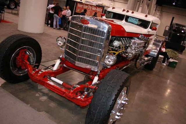 Un viejo Pete transformado en deportivo Hotrod de 1000CV con motor de tanque.