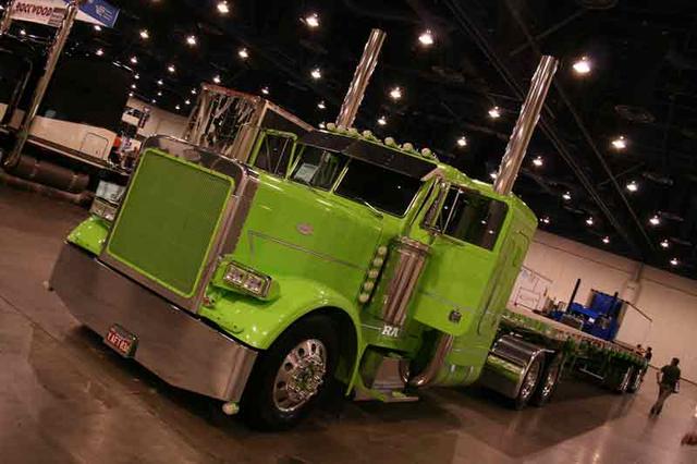 La moda tuning decora con llamativos este Peterbilt.