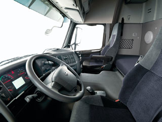 Puesto de conducción del Volvo FM Globetrotter.