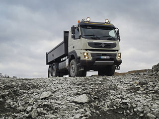 Volvo FMX dúmper en versión tres ejes.