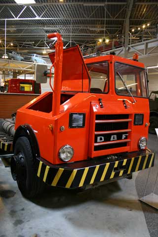 Una curiosa tractora DAF para servicio portuario con "media cabina".