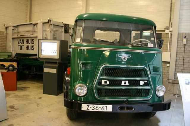Una tractora A60 de los años 50 enganchada a un semi con el sistema de container multimodal DAF.