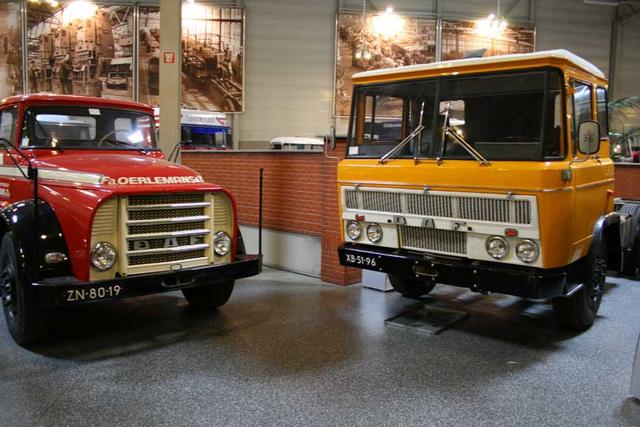 Uno de los primeros DAF Serie 2000 con cabina abatible junto a un modelo anterior de morro.