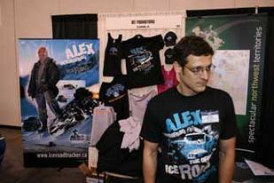 Los fans de la serie televisiva donde aparece Alex pueden comprar todo tipo de recuerdos de su ídolo.
