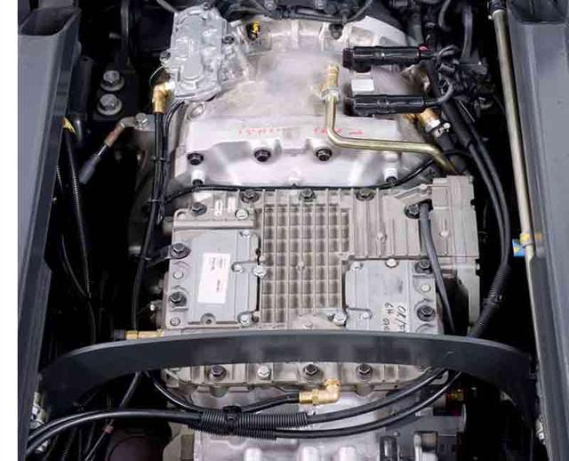 Motorización DXi7 Euro V 320 CV, asociada a un motor eléctrico de una potencia nominal de 70 kW y de 120 kW en punta.