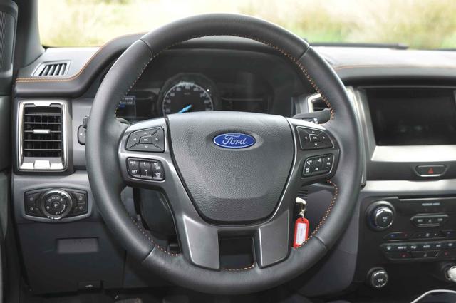 Muchas de las funciones de asistencia al conductor se controlan facilmente desde el volante