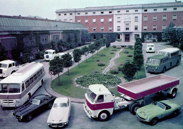 Foto de los vehículos Pegaso fabricados en la década de los 50 del pasado siglo, en la factoría barcelonesa de La Sagrera.