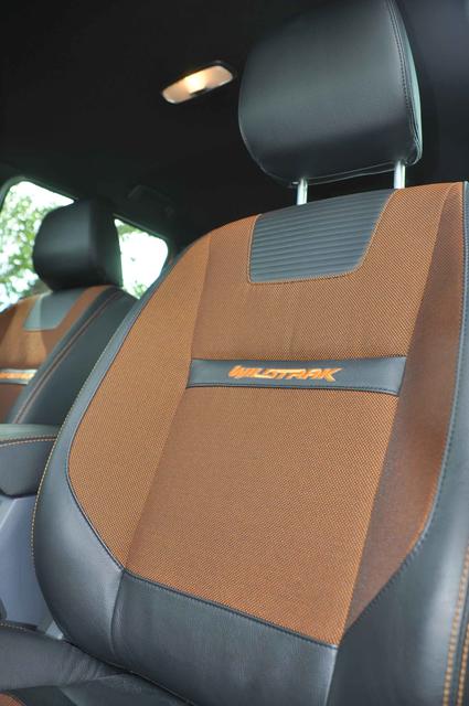 Los asientos cómodos y confortables montan un tejido resistente duradero