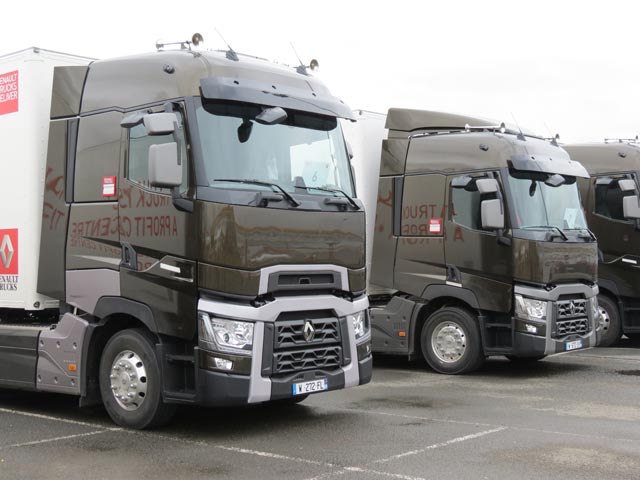 El nuevo Renault Serie T Euro 6 está disponible con cabina de piso llano y la más compacta con túnel motor.
