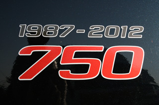 Este modelo celebra los 25 años del motor 16 litros.