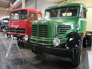 Mustang Krupp junto a un Mercedes Benz de los 70.
