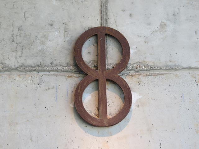 Logo de la fundación y la marca Barreiros, creado de la unión de las siglas de Eduardo Barreiros.