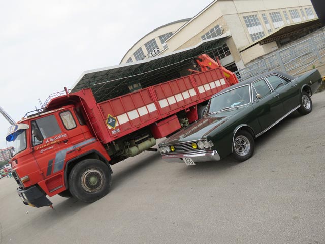 Dos Clásicos Barreiros con denominación Dodge, el 4220 junto al lujoso turismo 3700 GT.