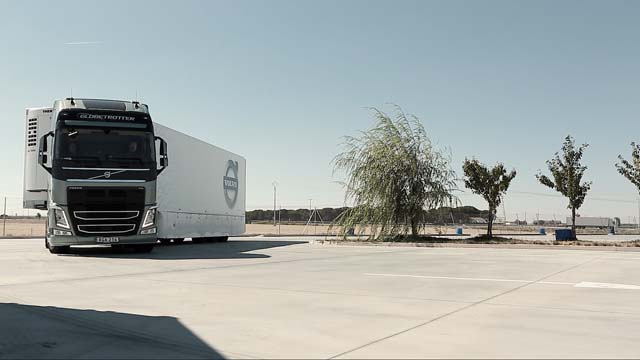 El Volvo FH 500 con caja de doble embrague I-Shift Dual Clutch ofrece marcha estable y grandes prestaciones.