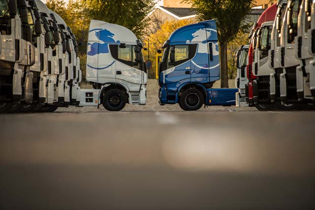 Iveco lanza su Stralis XP Pegaso Edición Limitada con 70 unidades de cada color, blanco y azul.