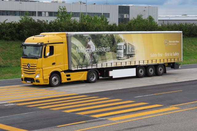 El Actros puede equipar la detección automática de peatones y ciclistas Active Brake Assist 4.