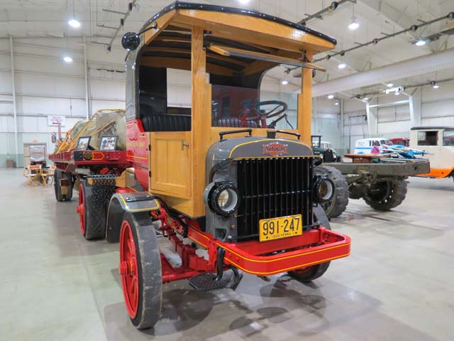 Uno de los primeros trailer, se trata de una tractra Autocar con semi Fruehauf de 1926.