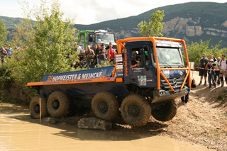 Un Actros 8X8 tratando de salir de la charca sin penalizar al tocar la estaca.