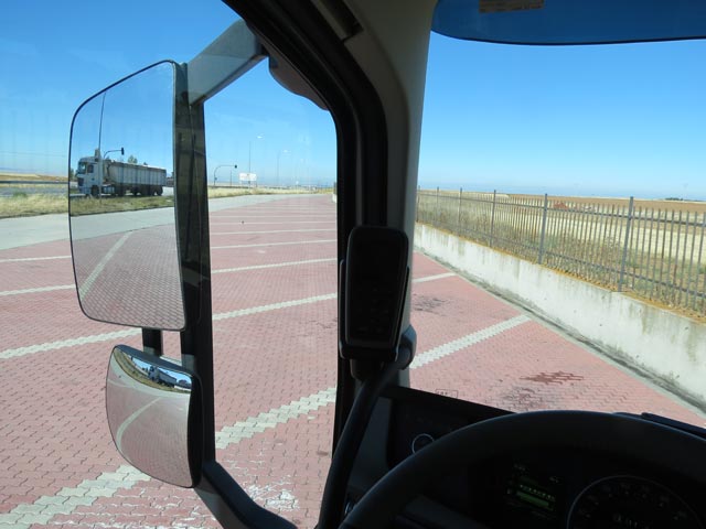 El diseño de los retrovisores entorpece mínimamente el campo de visión hacia los lados.