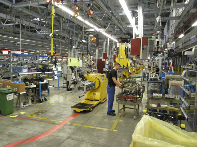 Las fases de montaje del motor OM471 combinan trabajos robotizados y mano de obra humana.