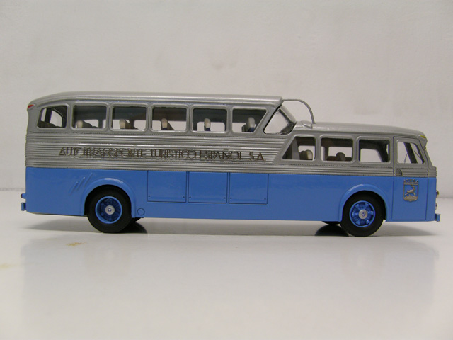 Este autocar de gran lujo existió en versiones 34 y 43 pasajeros.
