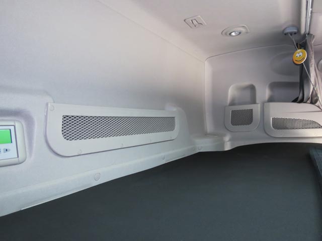 La cama superior es amplia y cuenta con espacios para guardar objetos además de con mandos para la climatización.