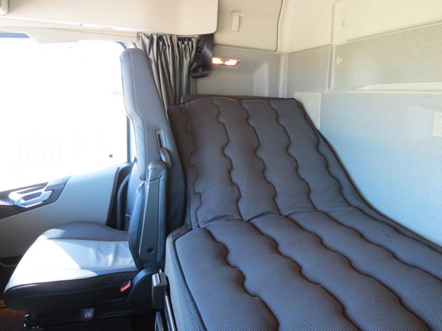 La cama puede contar con un respaldo reclinable que aporta mucho confort.