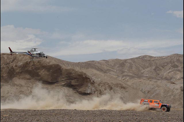 Incluso al helicóptero de la televisión parece costarle atrapar al Hummer 4X4.