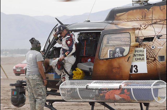 Carlos Sainz protagonista de uno de los muchos abandonos del durísimo Dakar 2013.