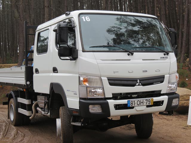 En versión 4X4 con bloqueos de diferencial y reductora el Canter sorprende por su eficacia.