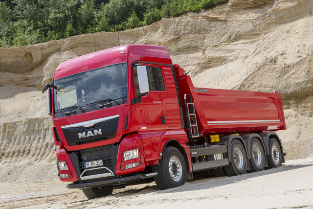 Existen configuraciones tan especiales como las de este MAN TGX 8x4 35.560 con dos ejes tractores y otros dos directrices.