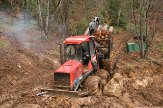 El tractor Valmet 8X8 navega por el barro y nos remolcaría en caso de apuro.