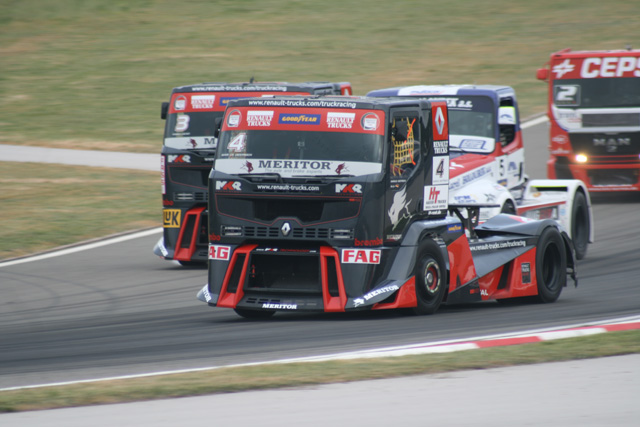 Según algunos los Premium Corse del team MKR basan su estética en el casco de Darth Vader...
