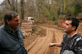 Hablamos con nuestro guía que bajará delante al volante de una furgoneta 4X4 por la pista forestal.