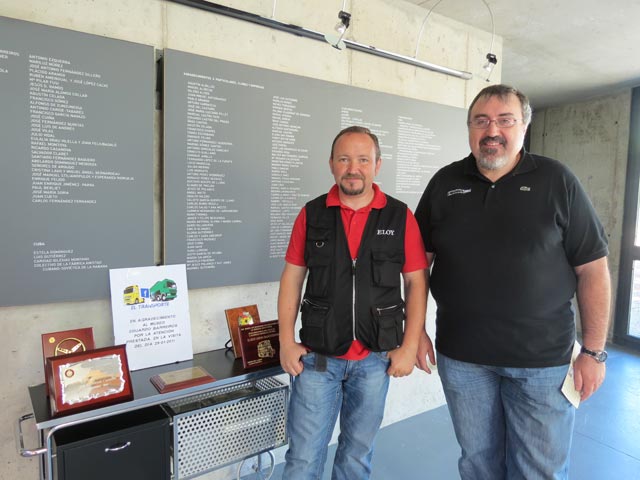 Eloy, fundador del Grupo El Transporte, junto al autor de este artículo en plena visita al museo Barreiros.