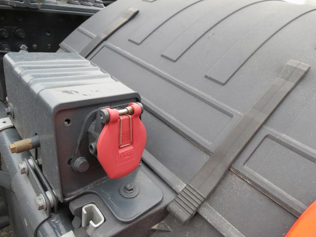 El conector para cargar la batería perfectamente identificado.