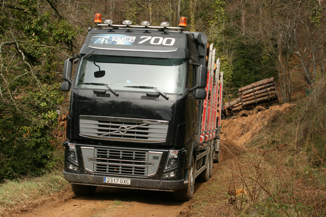 La conducción de un 57 toneladas por esta clase de rutas se salda con consumos superiores a los 50 litros a los 100.