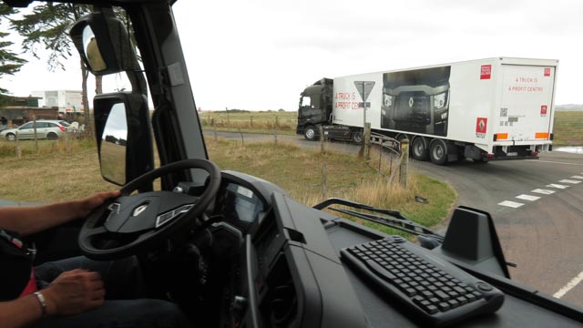 Durante la ruta de pruebas comprobamos la estabilidad de la suspensión de la cabina en los Serie T.
