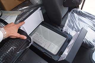 Bajo la litera inferior se esconde una práctica nevera fácilmente accesible desde el asiento del conductor.
