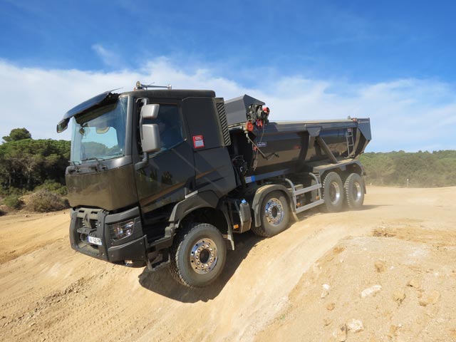 La capacidad todoterreno de los Renault Serie K 8X4 cargados nos sorprende por su eficacia.