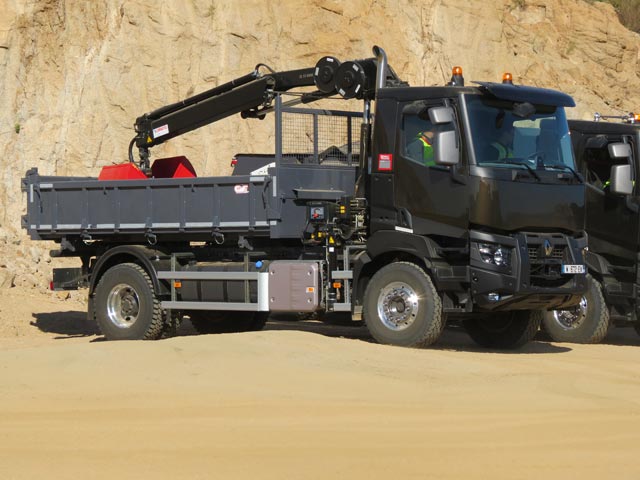 Se proponen chasis rígidos de dos, tres y cuatro ejes en configuraciones 4x2, 4x4, 6x6, 6x4, 8x4 y 8x6.